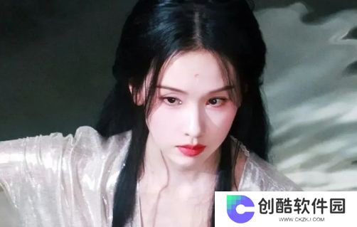 《月鳞绮纪》未播先火，鞠婧祎红衣装扮太好看，陈都灵一人分饰三角