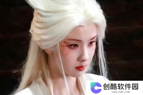 《月鳞绮纪》未播先火，鞠婧祎红衣装扮太好看，陈都灵一人分饰三角