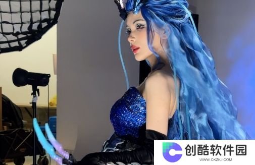 LPL女主持Rita扮演龙王敖闰，妆造还原太吸睛，想和她做个交易吗？