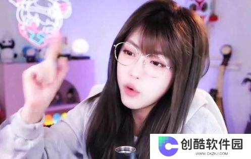 周淑怡直播对观众比手势，称因为努力学习手指都弯了，网友：谁信啊