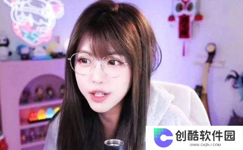 周淑怡直播对观众比手势，称因为努力学习手指都弯了，网友：谁信啊