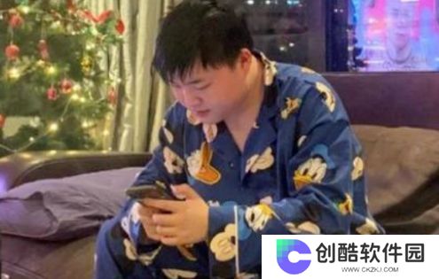Uzi深夜哭穷要停播，身价过亿住汤臣一品，网友：我都不配心疼他