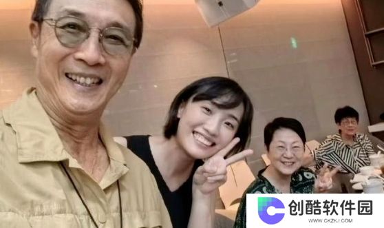 42岁胡歌罕见秀恩爱，晒与妻子合照，互动亲密太幸福，好有夫妻相