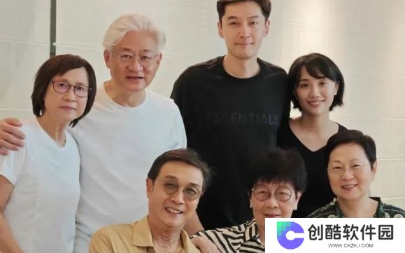 42岁胡歌罕见秀恩爱，晒与妻子合照，互动亲密太幸福，好有夫妻相