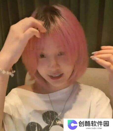 失踪五年突然开播，前“LOL一姐”小米粥闪现某博
