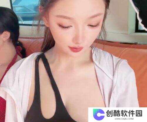 米娜三亚泳装直播引热议：身材太火辣，水上项目陷