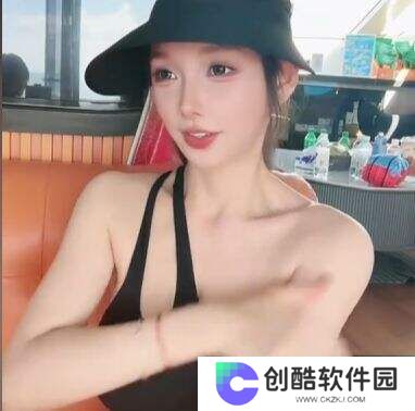 米娜三亚泳装直播引热议：身材太火辣，水上项目陷