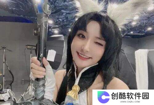 女主播直播太会整活！高跟鞋深蹲、女仆装举铁惊呆网友