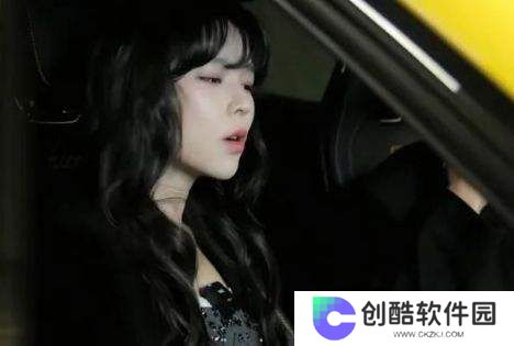 沫子试驾好友小米su7，袜子缺口引热议，网友：有钱人这么节省吗